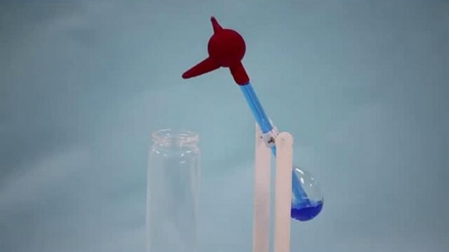水飲み鳥のおもちゃが使用可能な電気を生成 – Physics World