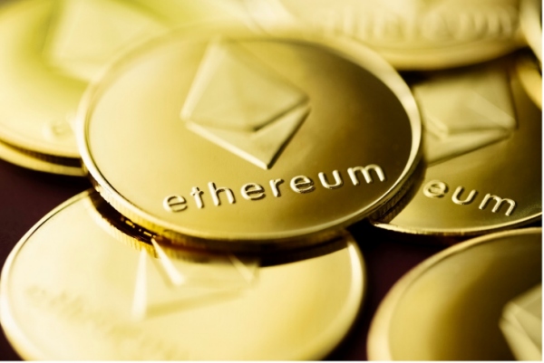 moedas de ouro com logotipo Ethereum