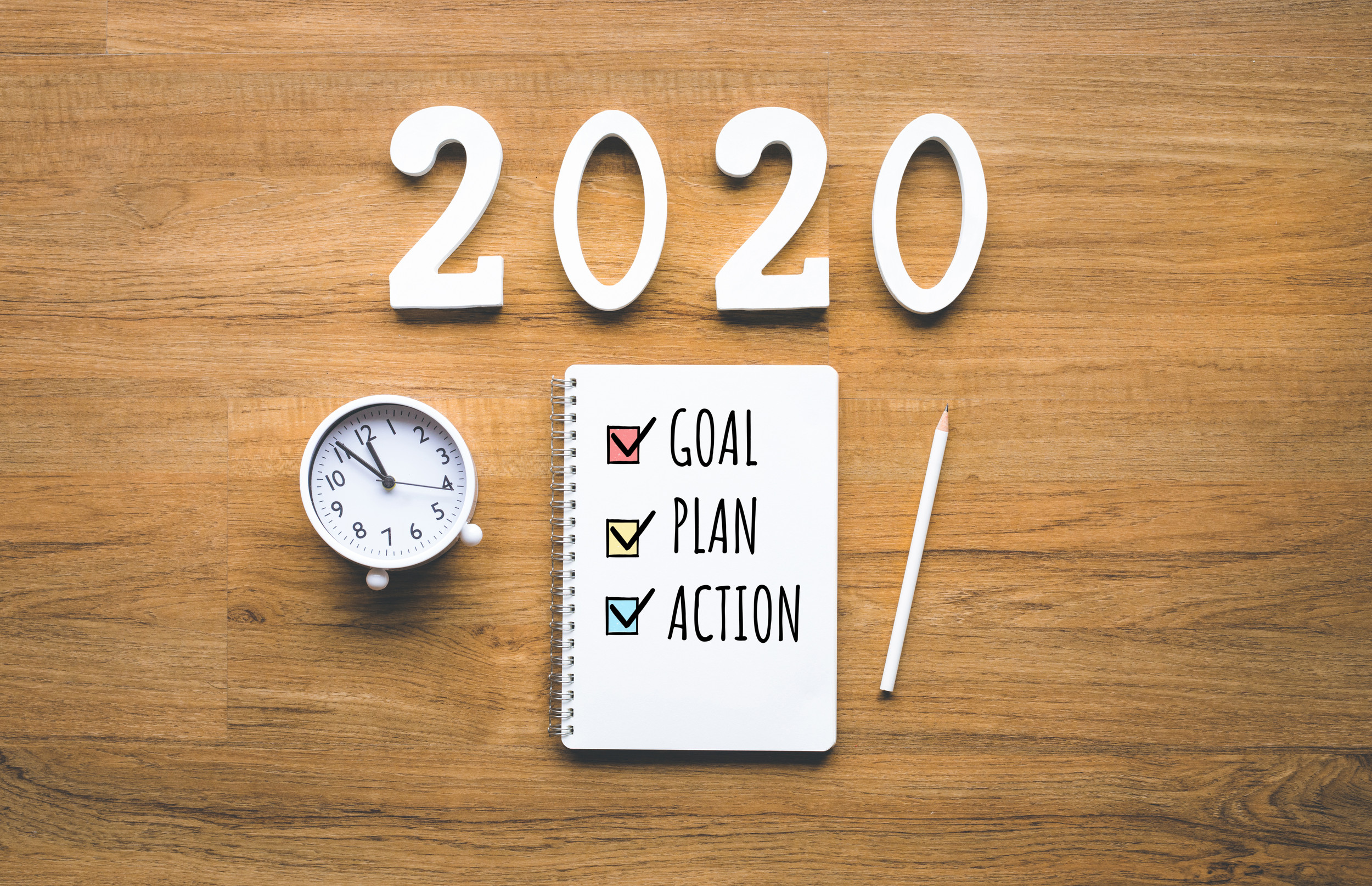 Tujuan tahun baru 2020, rencana, teks tindakan pada notepad dengan latar belakang kayu. Tantangan bisnis. Ide inspirasi