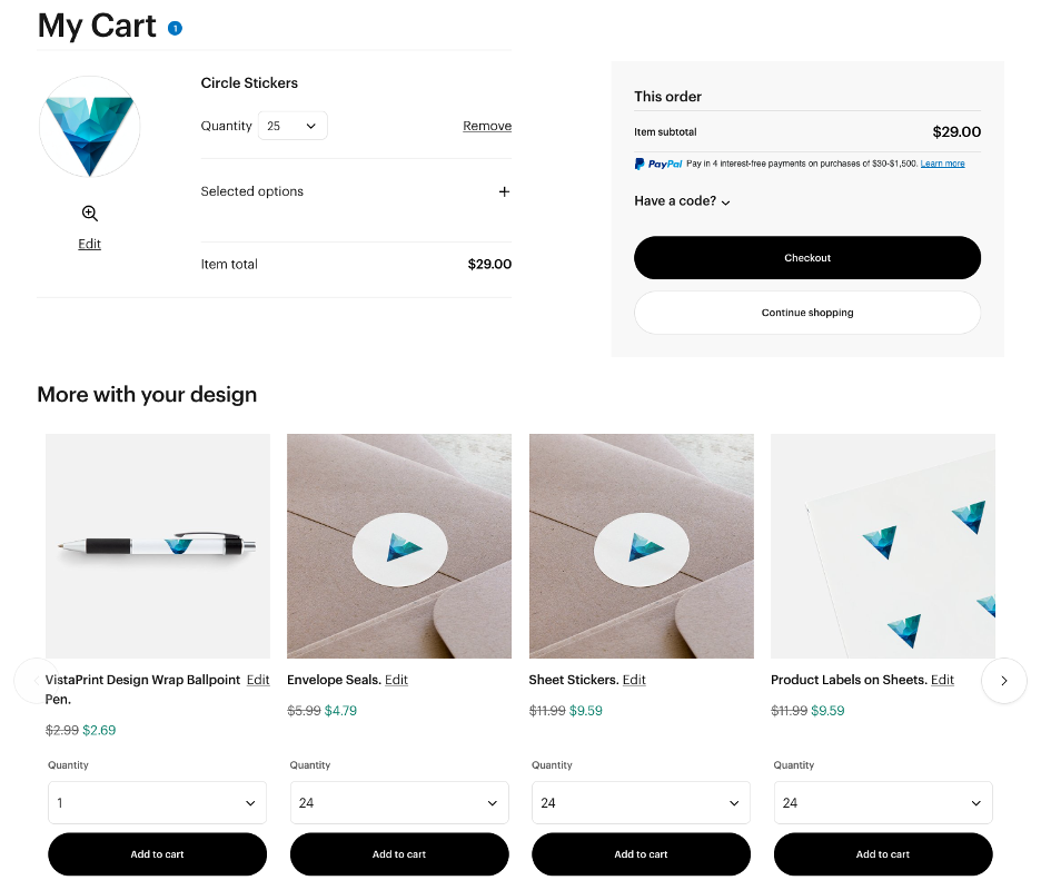 Posnetek zaslona, ​​ki prikazuje prilagojena priporočila za izdelke na strani nakupovalnega vozička na vistaprint.com. Priporočena prilagojena izdelka prikazujejo tudi navidezni logotip, kot bi bil prikazan na prilagojenih izdelkih.