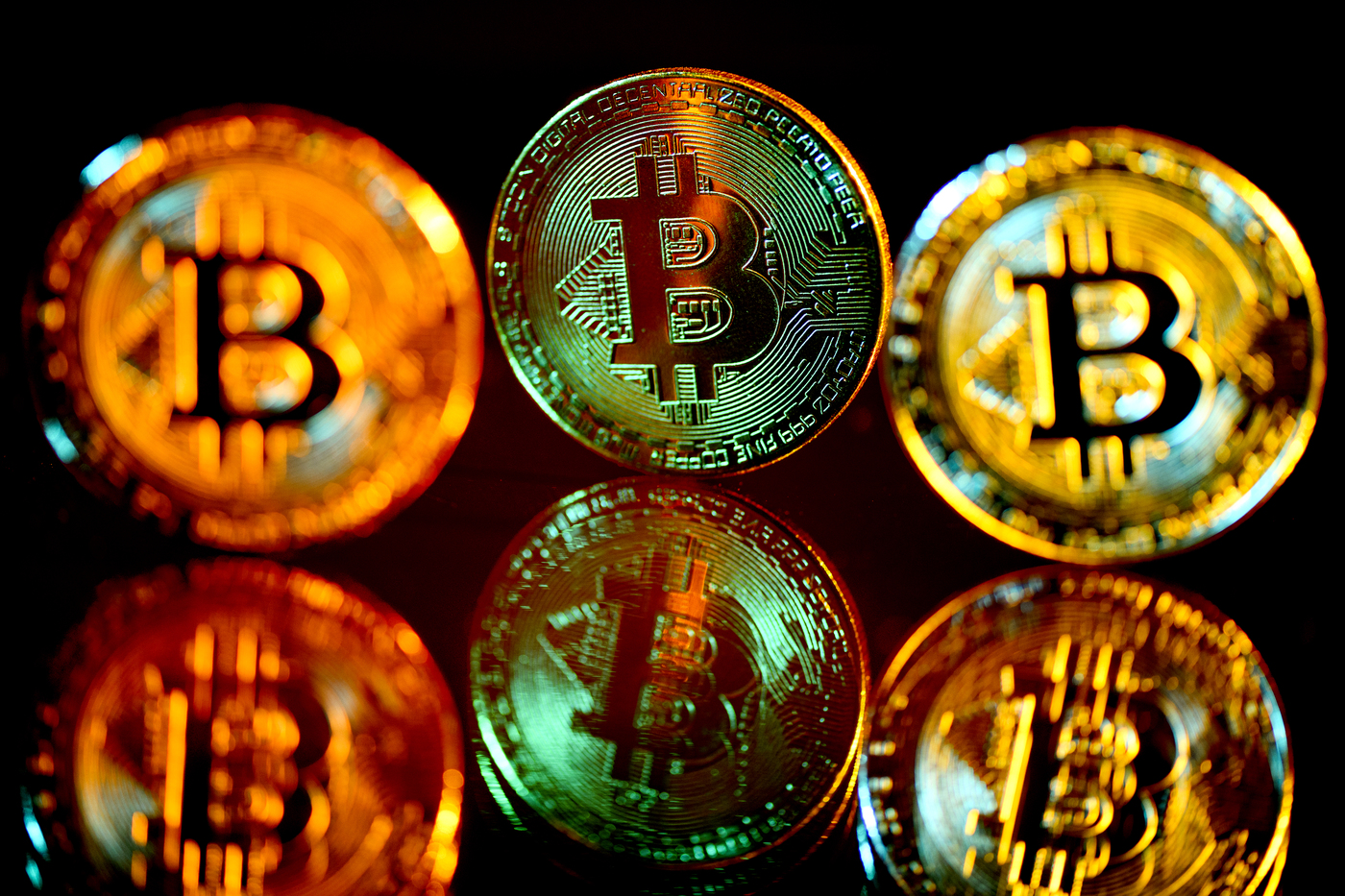 Золоті монети Bitcoin.