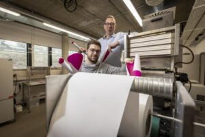 Mysteriet om hvorfor blekkskrivede papirkrøller endelig ble løst – Physics World