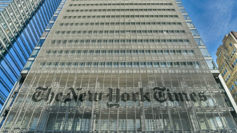 شركة OpenAI تدعي أن صحيفة نيويورك تايمز تعرضت لاختراق ChatGPT