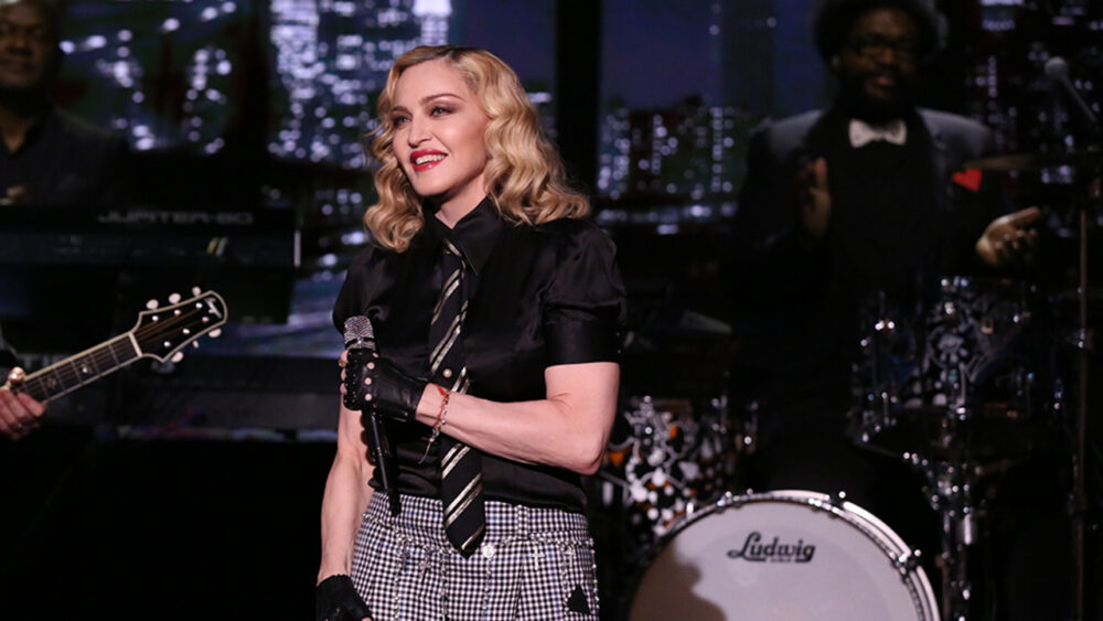La estrella del pop Madonna se une al coro de AI