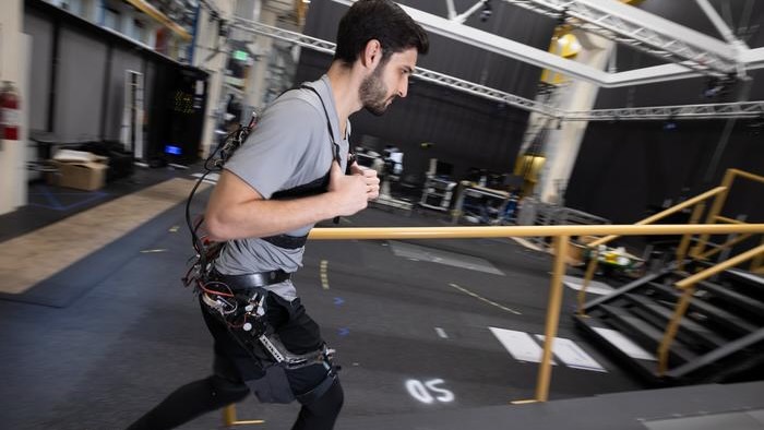Pesquisadores estão construindo exoesqueletos universais que qualquer pessoa pode usar