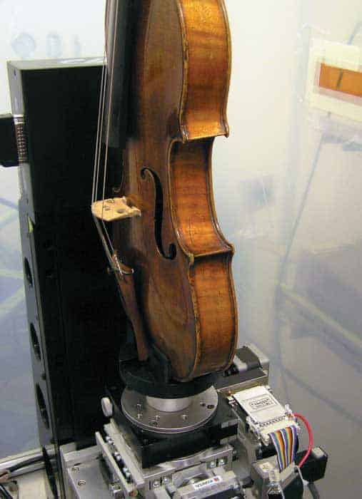 Foto van een 250 jaar oude viool gemaakt door Piacenza-instrumentenbouwer Giovanni Battista Guadagnini die nu toebehoort aan de Noorse muzikant Peter Herresthal en die werd bestudeerd in de Elletra-synchrotron in Triëst, Italië