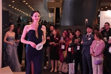 نمایشگاه‌های دوقلوی جواهرات HKTDC هنگ‌کنگ حدود 81,000 خریدار را از سراسر جهان جذب می‌کند و پلتفرم تجاری در سطح جهانی را پلتفرم پلاتوبلاک چین داده هوش ایجاد می‌کند. جستجوی عمودی Ai.