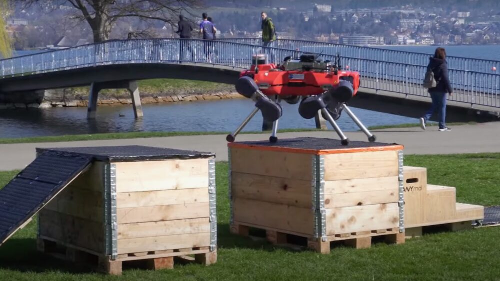 Oglejte si, kako pes robot z umetno inteligenco izvaja tečaj agilityja, kakršnega še niste videli