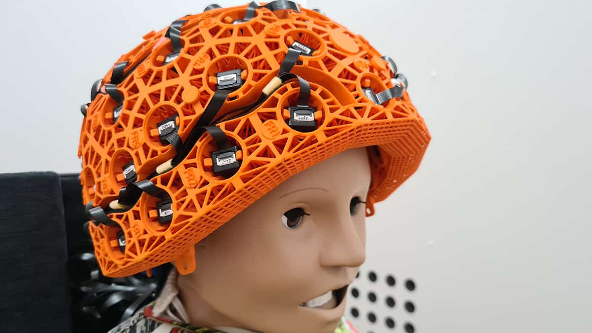 En dummy af et barn iført en magnetoencefalografisk hjernescanner