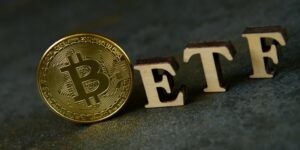 De Bitcoin ETF van Ark Invest ziet een netto uitstroom van $87 miljoen en haalt daarmee GBTC in - Decrypt