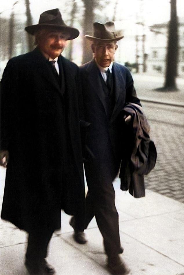 Albert Einstein và Niels Bohr ở Bỉ năm 1930