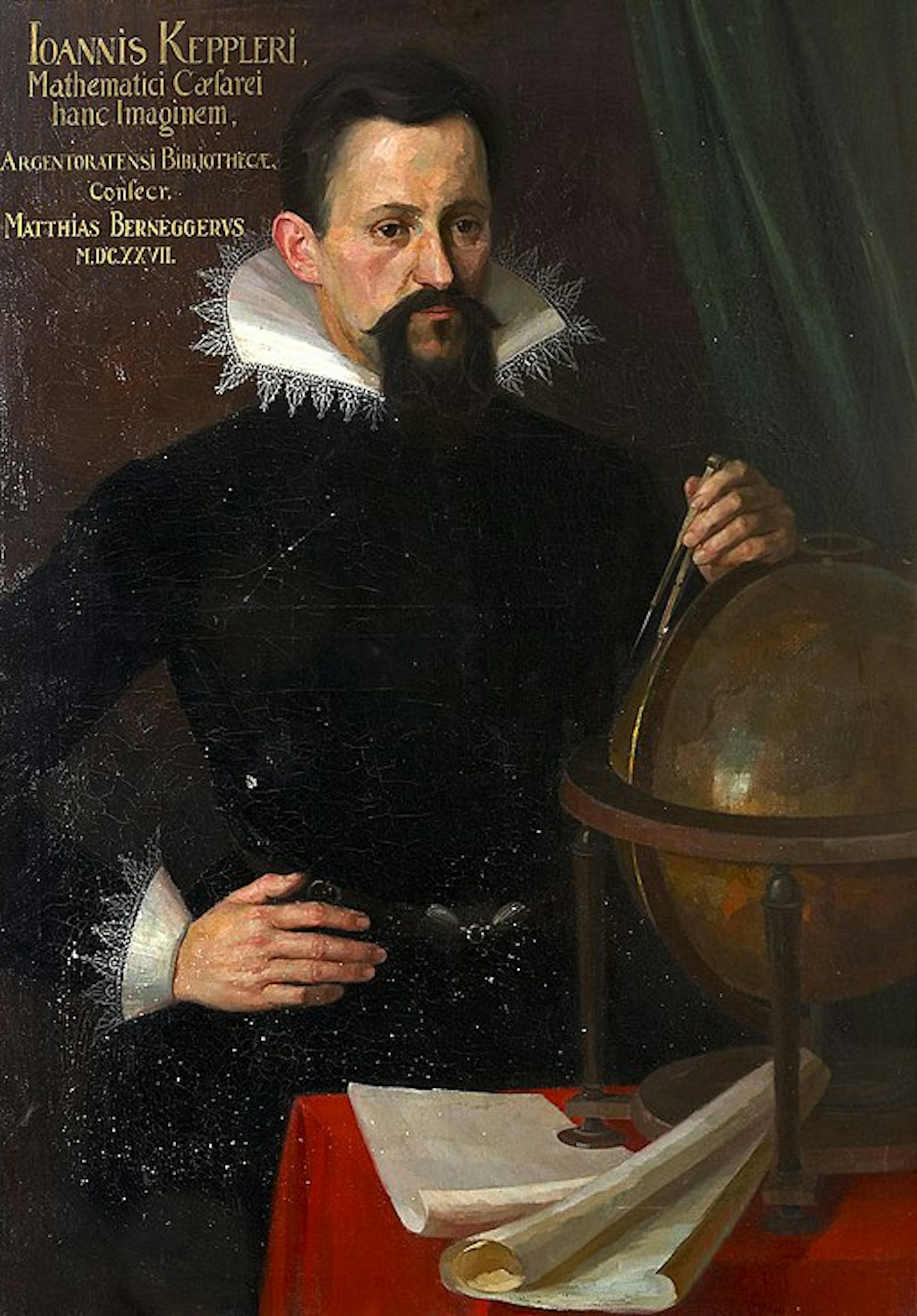 Um homem de cabelos escuros e barba, vestindo roupas escuras com gola elaborada, apoiando uma mão no quadril e outra em um globo.