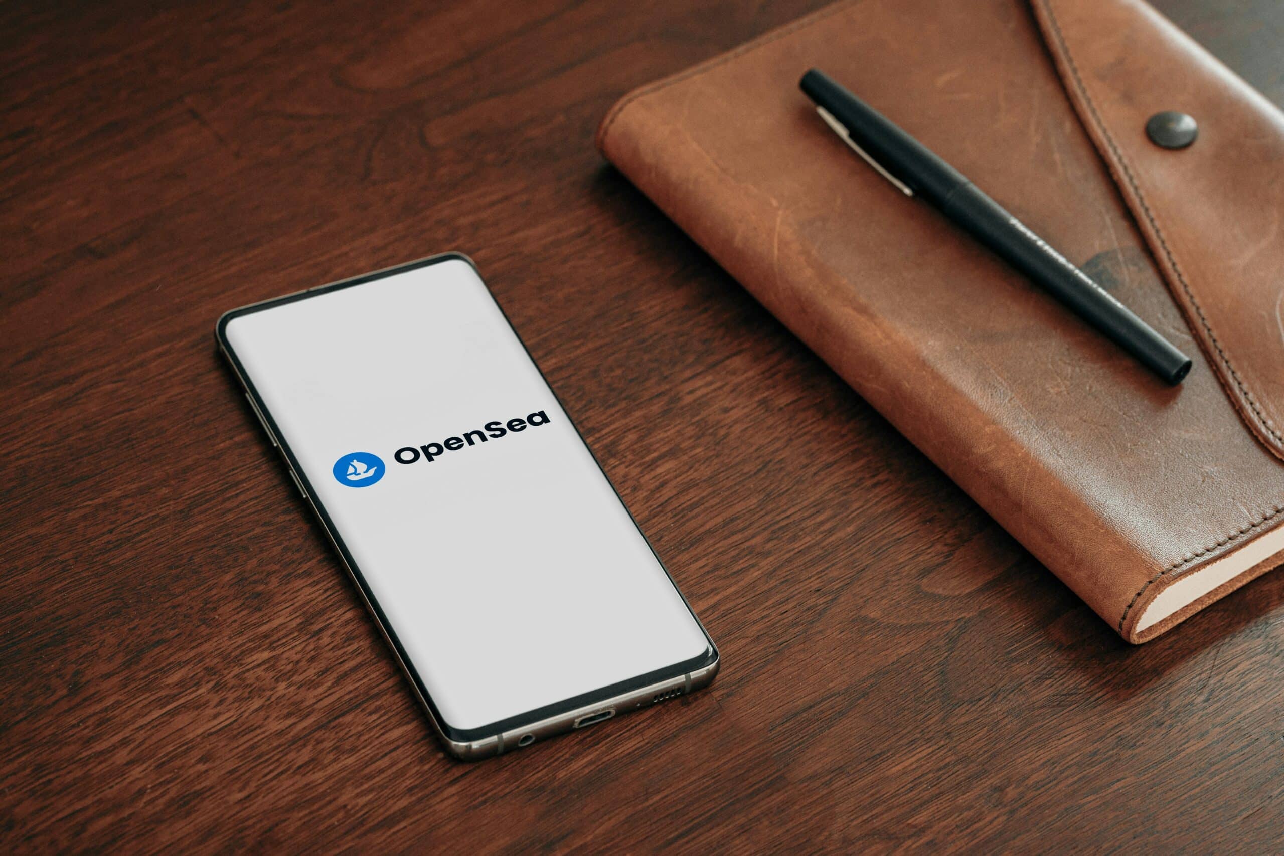 טלפון חכם המציג את אפליקציית OpenSea