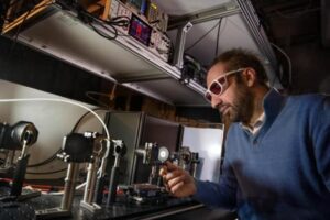 Laservalo tekee materiaalista magneettisen – Physics World