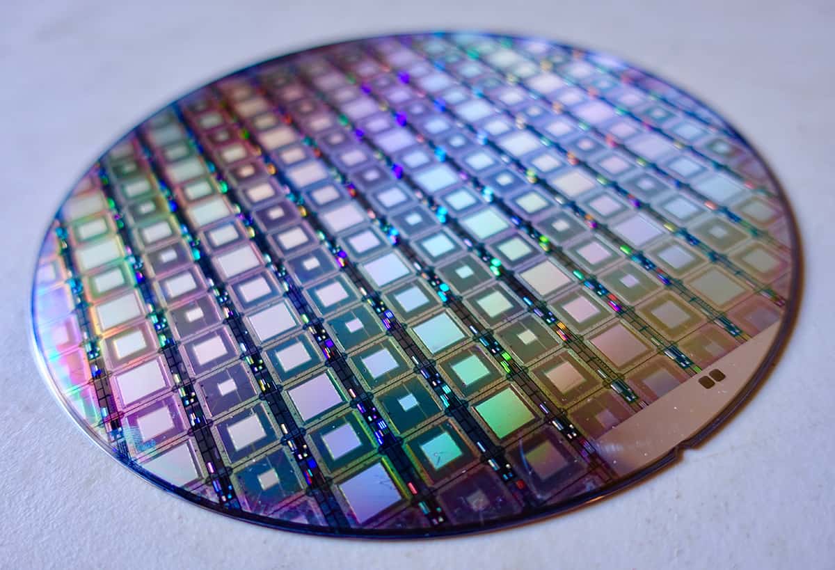 Um wafer de silício coberto com microchips