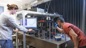 Memristores nanofluídicos computan en circuitos lógicos inspirados en el cerebro – Physics World
