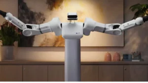 Novi kitajski robot z umetno inteligenco zna zložiti oblačila in narediti sendvič