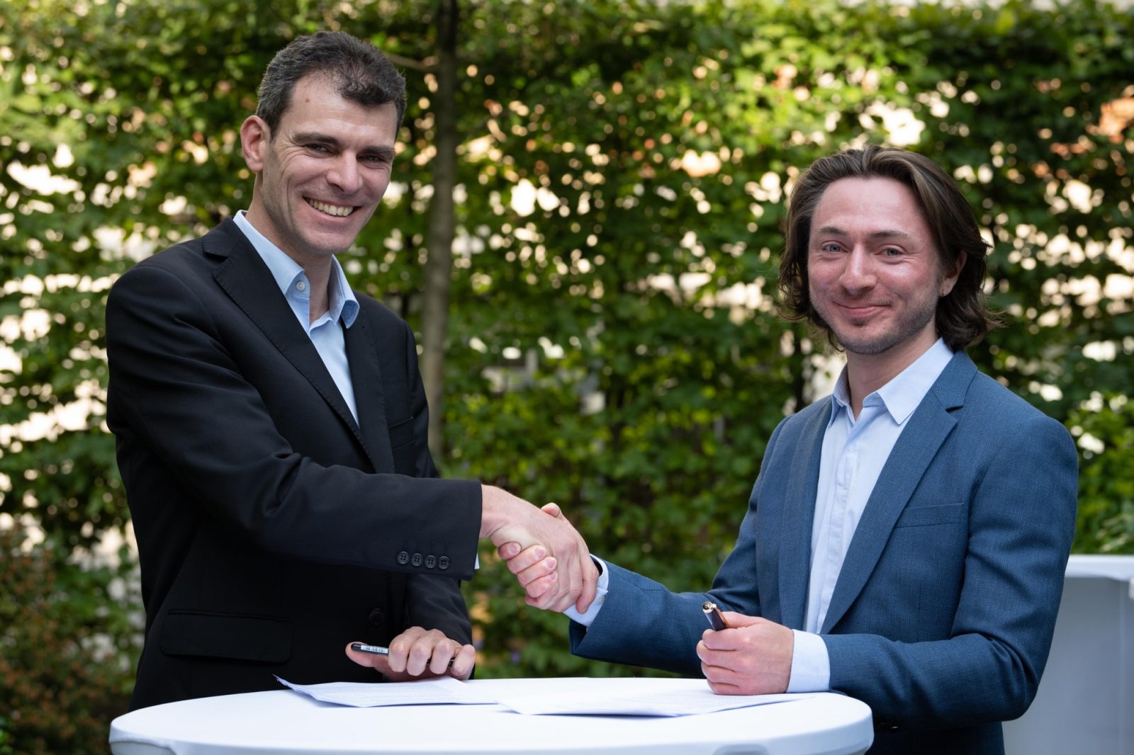 Pasqal کے CEO اور C-بانی Georges-Olivier Reymond (بائیں) اور Welinq کے CEO اور شریک بانی Tom Darras (دائیں) نے اپنی کمپنیوں کو باہم مربوط، ملٹی QPU سسٹمز کے مشترکہ مقصد کی طرف جوڑ دیا ہے۔ (ماخذ: پاسقال)