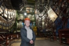 Peter Higgs besöker CMS-experimentet vid CERN 2008