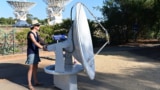 Australierin steuert eine Radioschüssel am Telescope Compact Array in der Nähe von Narrabri NSW