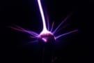 Impresia artistului despre experiment, care seamănă cu o minge violet strălucitoare care radiază vârfuri violet ca și cum ar fi în mișcare