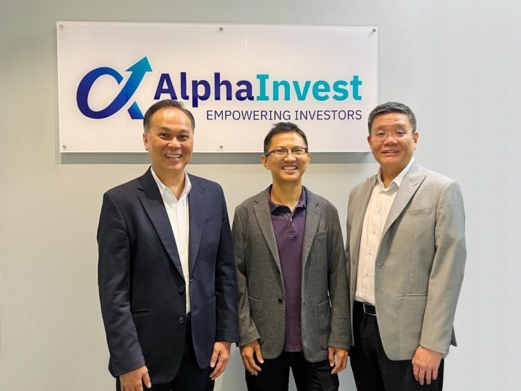 ผู้บริหารอาวุโสของ AlphaInvest Group (จากซ้ายไปขวา) Mr Christopher Lee (ประธานเจ้าหน้าที่บริหารกลุ่ม), Mr Shanison Lin (กรรมการผู้จัดการกลุ่ม, แพลตฟอร์มนักลงทุน) และ Mr Lim Dau Hee (ประธานเจ้าหน้าที่ฝ่ายปฏิบัติการของกลุ่มและประธานเจ้าหน้าที่ฝ่ายเทคโนโลยีพร้อมกัน)