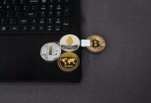 Meme kovanci se zrušijo sinhronizirano s kripto trgom: Evo zakaj