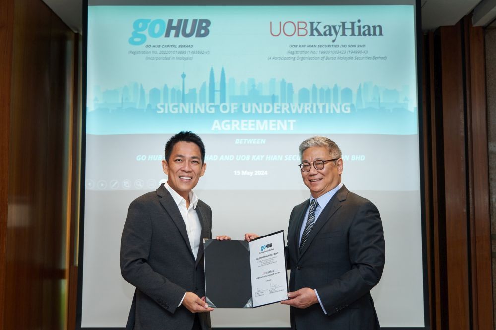 From left: Mr. Tan Cherng Thong, Executive Director and CEO of Go Hub, Mr. David Lim, Chief Executive Officer of UOB Kay Hian Securities (M) Sdn Bhd